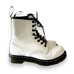 Doc Martens White Leather 11821 Boot 8 Eye AirWair Bouncing Soles Women’s Size 6